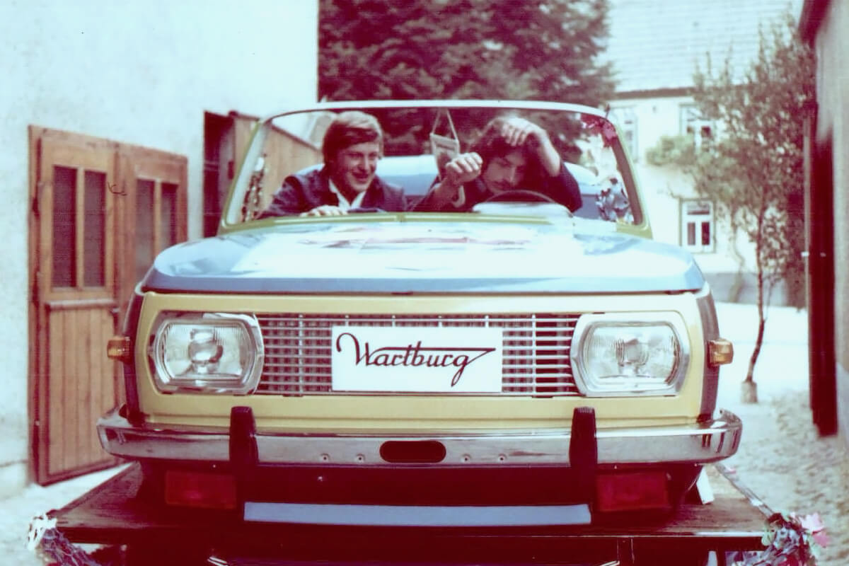 Zwei Personen in einem Oldtimer.